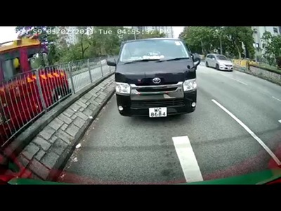 (Video) Firetruck overturns after driving up central divider