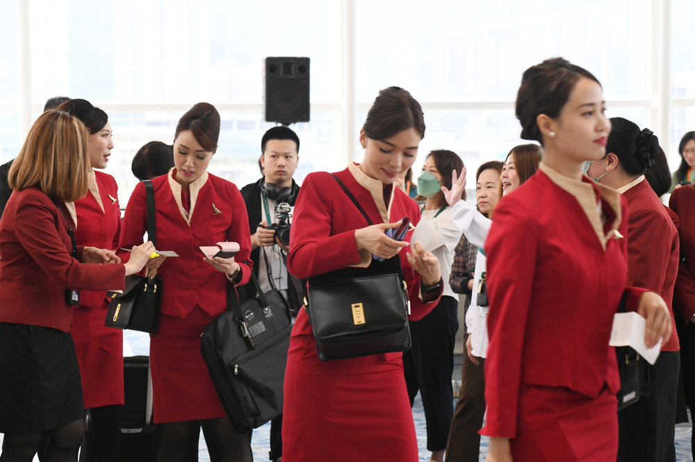 Cathay Pacific Flight Attendants Union Defends Staff, Encourages Passengers to Respect Privacy