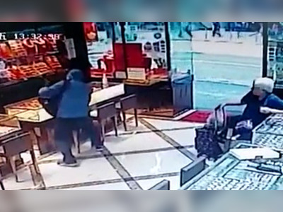 Guard turns himself in after botched jewelry store robbery