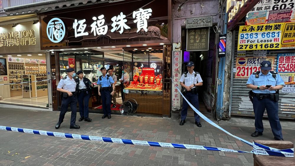 Would-be robber flees empty-handed after botched smash-and-grab at Kwun Tong jewelry store