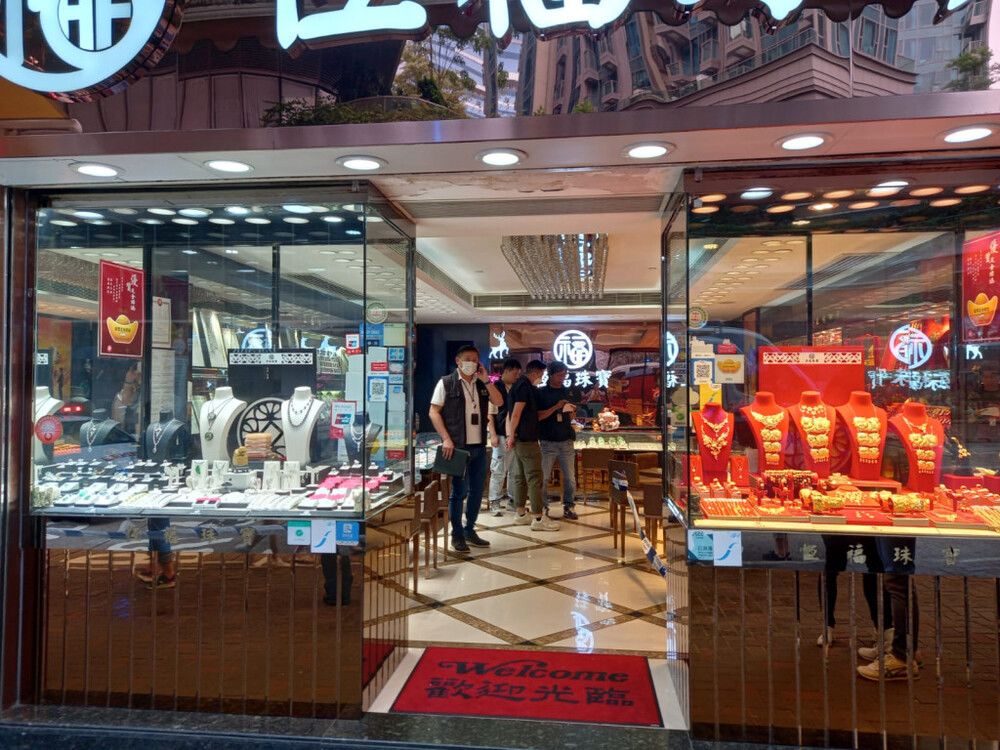 Would-be robber flees empty-handed after botched smash-and-grab at Kwun Tong jewelry store