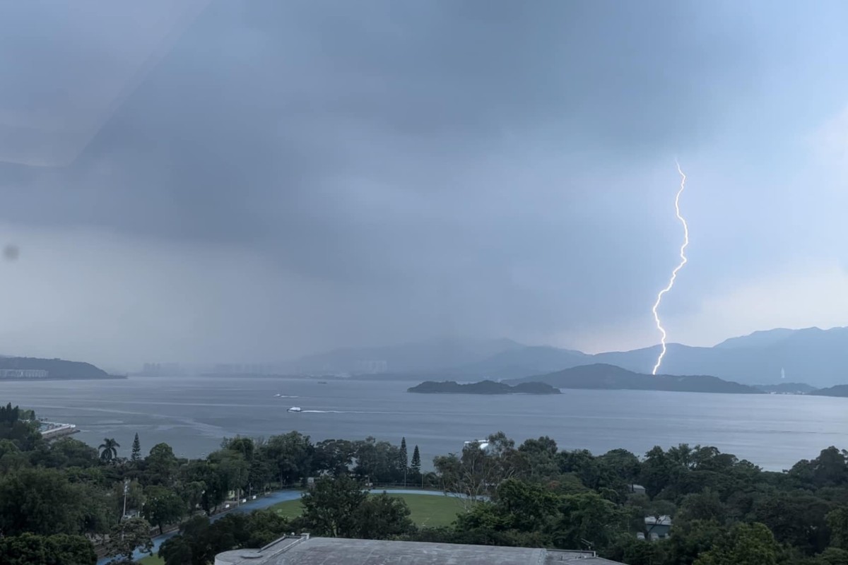 Hong Kong Braces for Storm: Over 10,000 Lightning Strikes and Amber Rain Alert Amid Typhoon Mawar